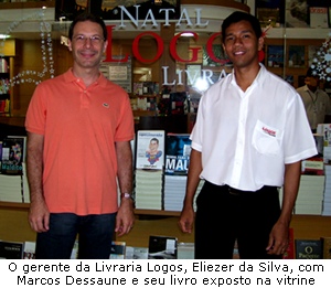 Foto de Marcos Dessaune com o gerente da Livraria Logos, Eliezer da Silva